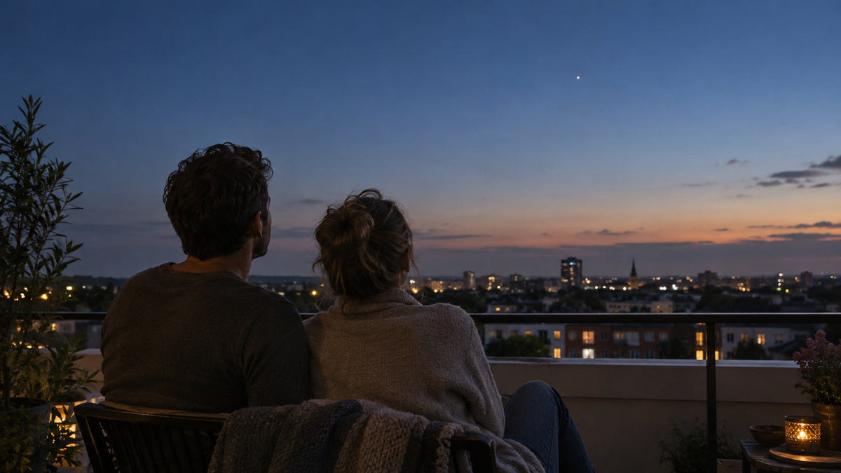 Zwei Menschen blicken gemeinsam zu einem hellen Stern am Abendhimmel