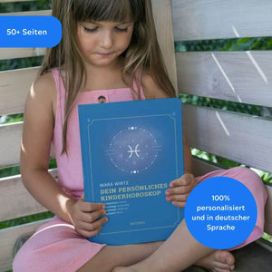 Kind hält Kinderhoroskop in er Hand