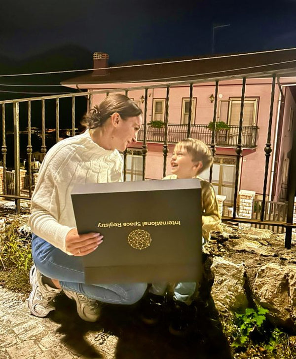 Mama mit Sohn freuen sich über die Galaxieregister Premiumbox