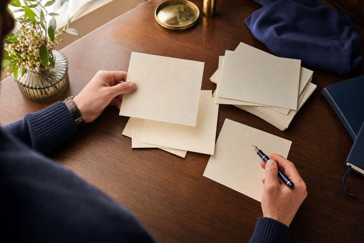 Persönliche Sterntaufe-Widmung wird handschriftlich vorbereitet