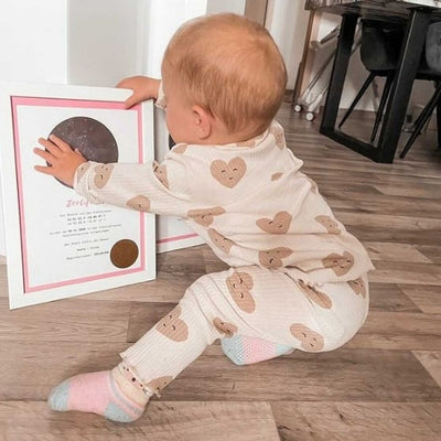 Baby mit Sterntaufe Zertifikat in Rosa