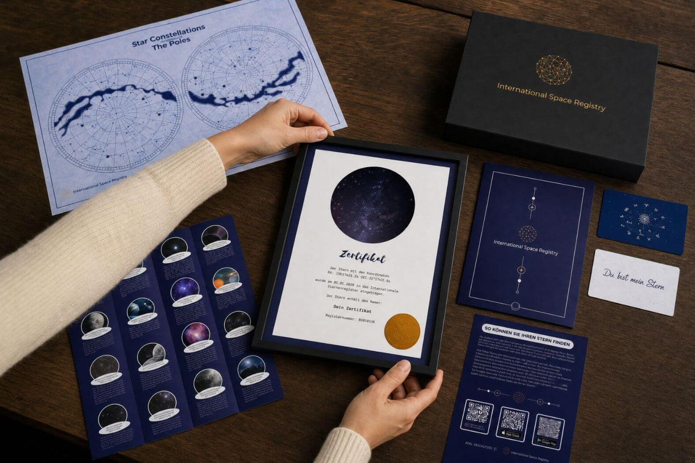 Inhalt eines Galaxieregister Sterntaufe-Geschenksets mit Urkunde und Sternkarte